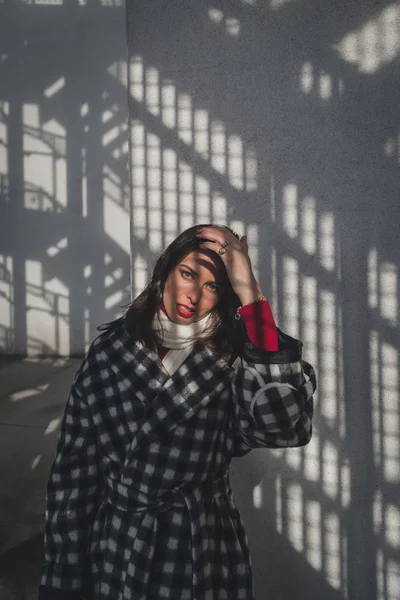 Retrato de uma bela jovem morena — Fotografia de Stock