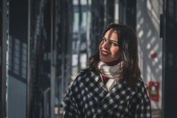 Portret van een mooie jonge brunette — Stockfoto