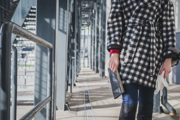 Detail of a young woman posing in the city streets — Stock Photo, Image