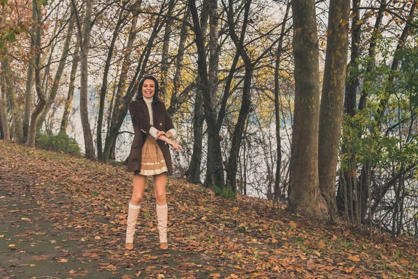 Hermosa joven posando en un parque de la ciudad — Foto de Stock