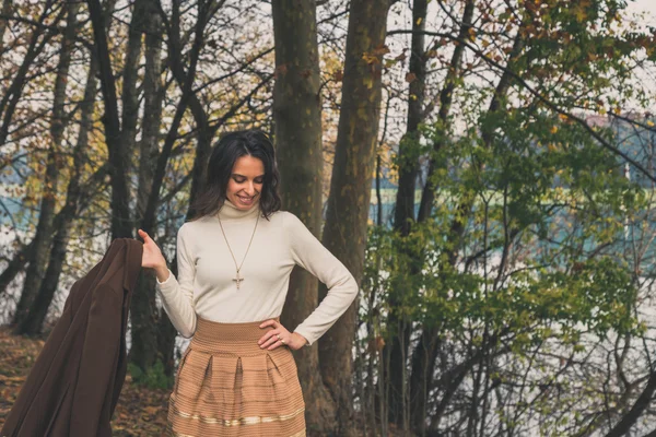 Beautiful young woman posing in a city park — Stock Photo, Image