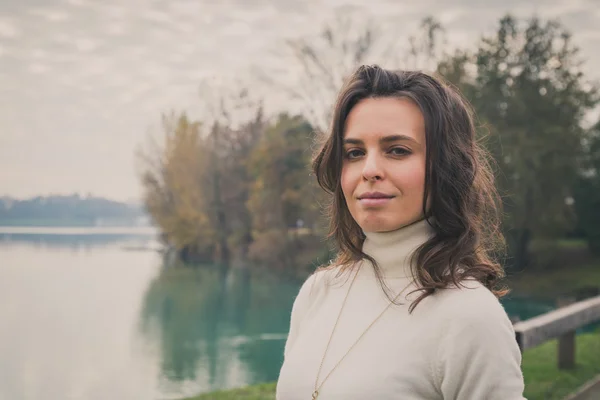 Mooie jonge vrouw poseren in een stadspark — Stockfoto