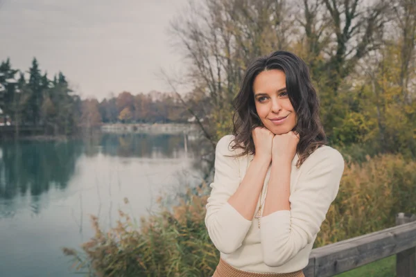 Beautiful young woman posing in a city park — Stock Photo, Image