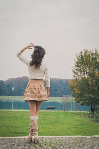 Красива молода жінка позує в міському парку — стокове фото