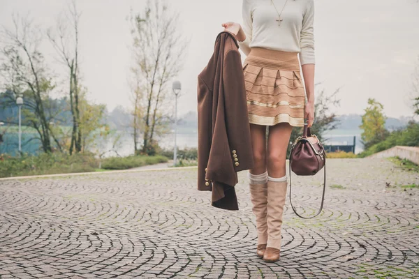 Belle jeune femme posant dans un parc municipal — Photo