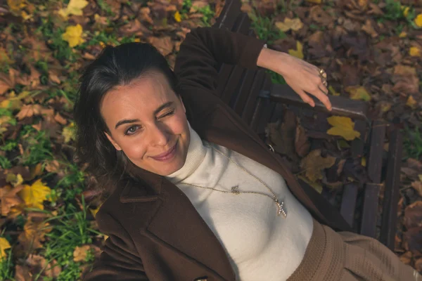 Beautiful young woman posing in a city park — Stock Photo, Image