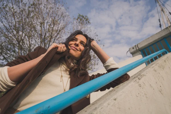 Beautiful young woman posing in a city park — Stock Photo, Image