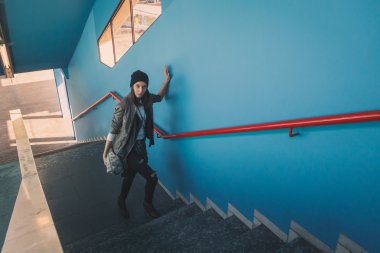 Bir metro istasyonu poz güzel kız