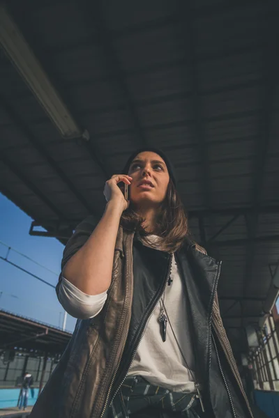 Ładna dziewczyna mówiąc na telefon w stacji metra — Zdjęcie stockowe