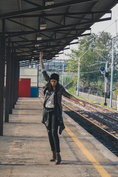 Menina bonita posando em uma estação de metro — Fotografia de Stock