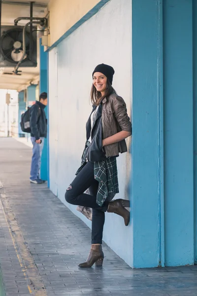 Mooi meisje poseren in een metro station. — Stockfoto