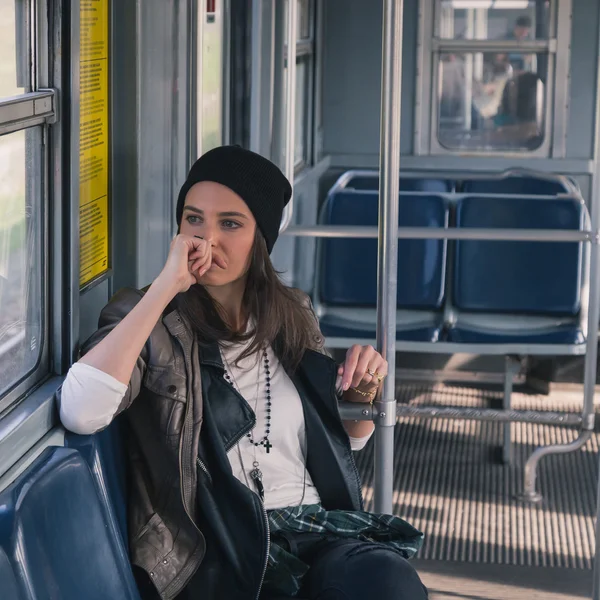 Chica bonita posando en un coche de metro —  Fotos de Stock