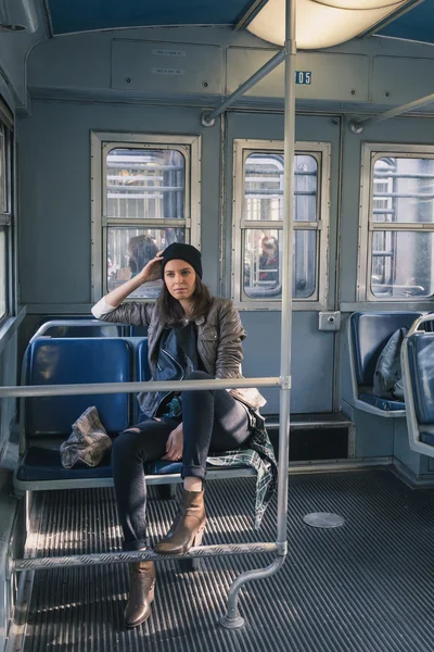 Chica bonita posando en un coche de metro — Foto de Stock