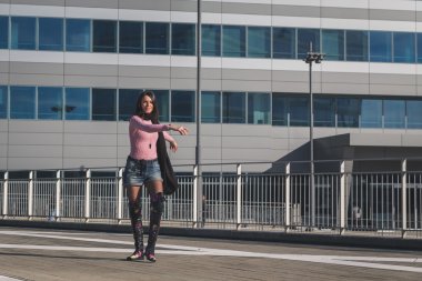 Şehir sokaklarını poz güzel genç esmer