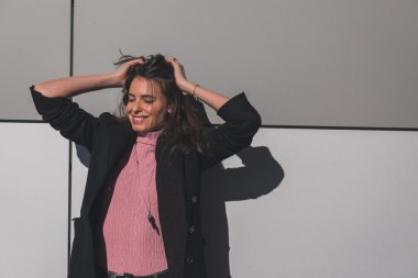 Şehir sokaklarını poz güzel genç esmer