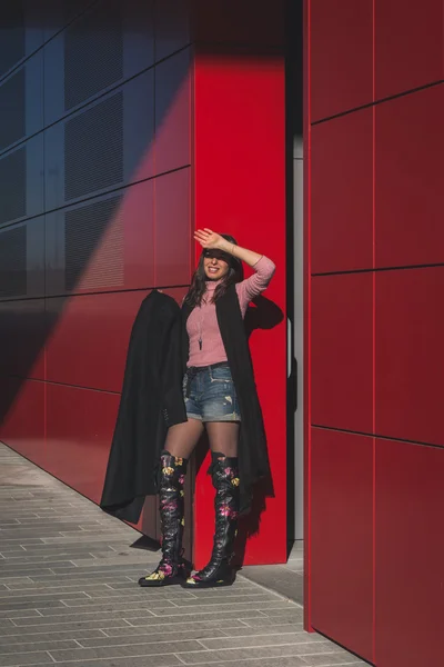 Hermosa joven morena posando en las calles de la ciudad —  Fotos de Stock