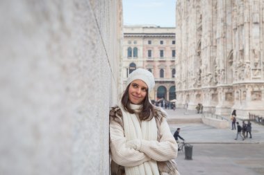 Şehir sokaklarını poz güzel genç kadın