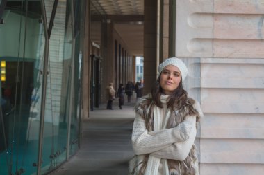 Şehir sokaklarını poz güzel genç kadın