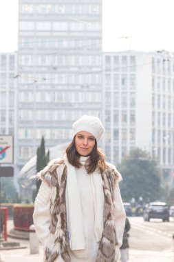 Şehir sokaklarını poz güzel genç kadın