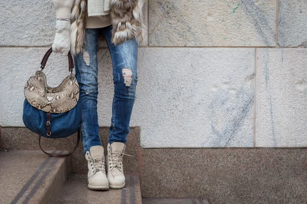 Détail d'une jeune femme posant dans les rues de la ville — Photo