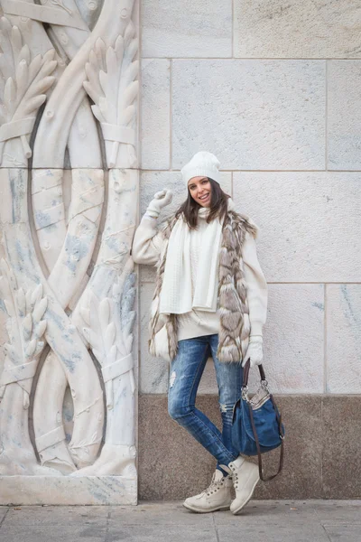 Beautiful young woman posing in the city streets — Stock Photo, Image