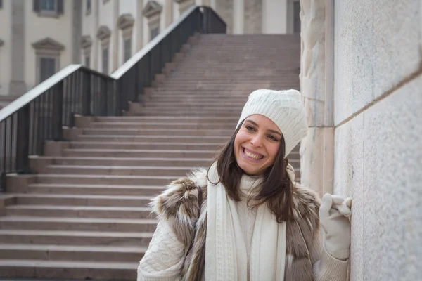 Beautiful young woman posing in the city streets — Stock Photo, Image