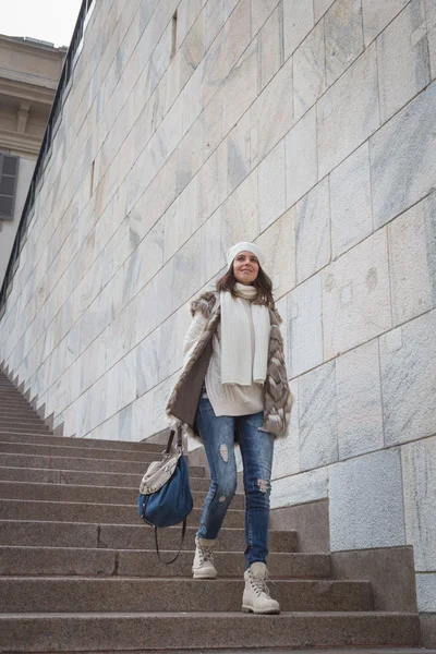 Beautiful young woman posing in the city streets — Stock Photo, Image