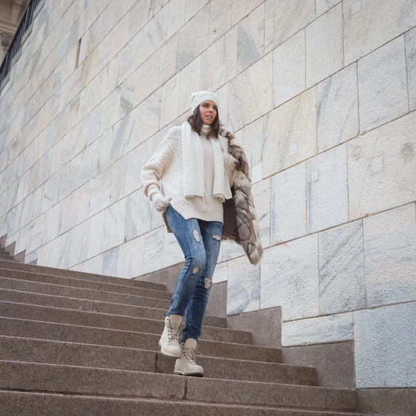 Mulher bonita posando nas ruas da cidade — Fotografia de Stock