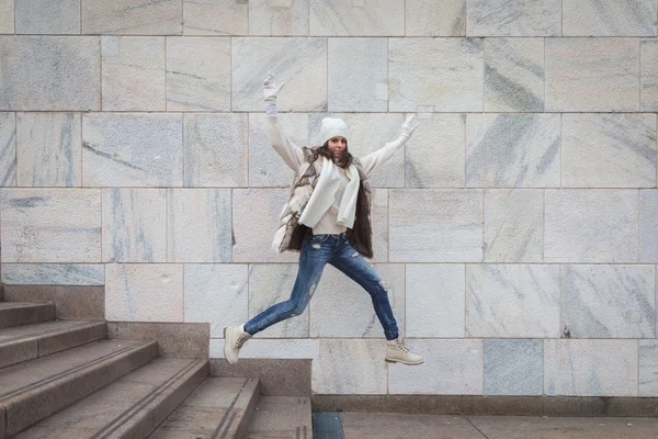 Beautiful young woman jumping in the city streets — Stock Photo, Image