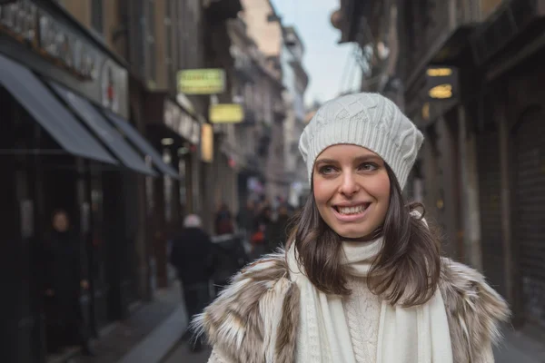 Красива молода жінка позує на міських вулицях — стокове фото