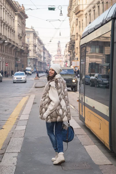 Hermosa joven posando en las calles de la ciudad —  Fotos de Stock