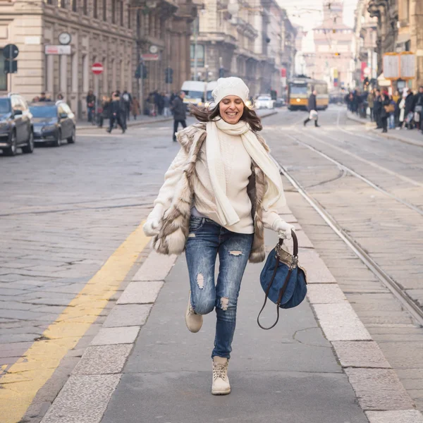 Bella giovane donna che corre per le strade della città — Foto Stock