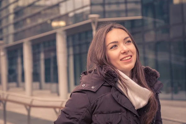 Krásná mladá dívka pózuje v ulicích města — Stock fotografie