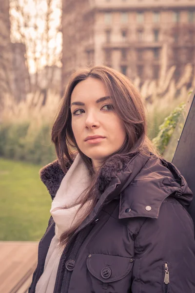 Menina bonita jovem posando nas ruas da cidade — Fotografia de Stock