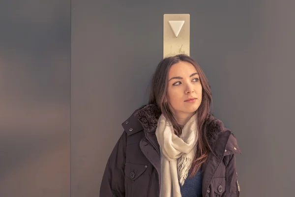 Menina bonita jovem posando nas ruas da cidade — Fotografia de Stock