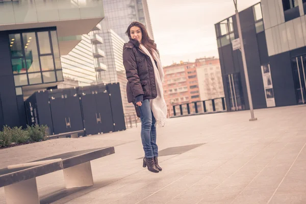 Young beautiful girl jumping in the city streets — Stock Photo, Image