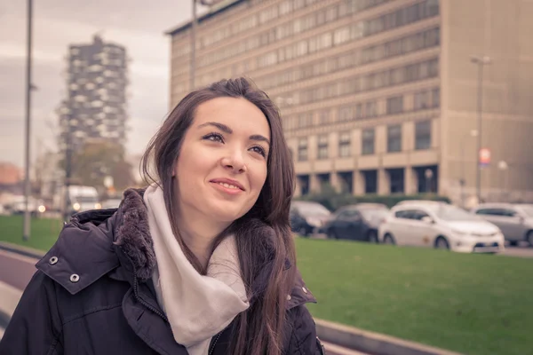 Young beautiful girl posing in the city streets — Stock Photo, Image