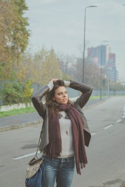 Şehir sokaklarını poz güzel genç esmer