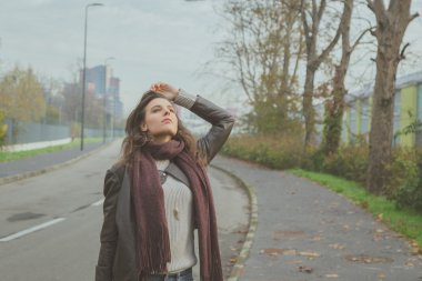 Şehir sokaklarını poz güzel genç esmer