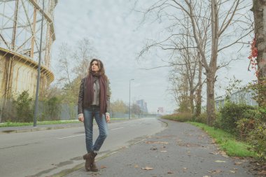 Şehir sokaklarını poz güzel genç esmer