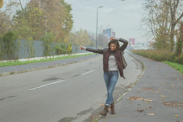 Hermosa joven morena enganchando un paseo —  Fotos de Stock