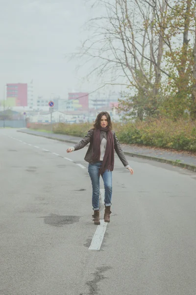 Belle jeune brune posant dans les rues de la ville — Photo