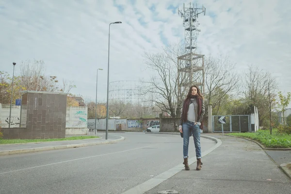 Belle jeune brune posant dans les rues de la ville — Photo