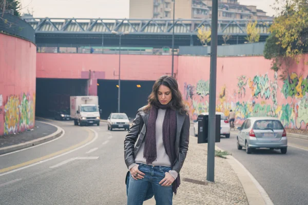 Linda jovem morena posando nas ruas da cidade — Fotografia de Stock