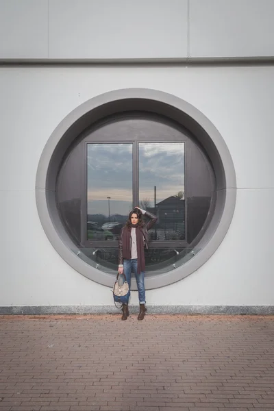 Hermosa joven morena posando en las calles de la ciudad —  Fotos de Stock