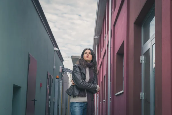 Belle jeune brune posant dans les rues de la ville — Photo