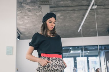 Güzel genç esmer bir ofiste poz