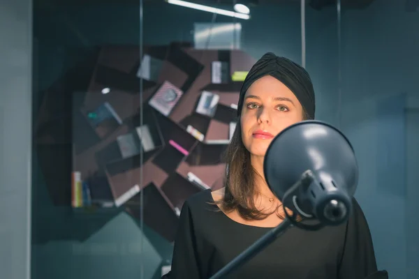 Beautiful young brunette posing in an office — Stock Photo, Image