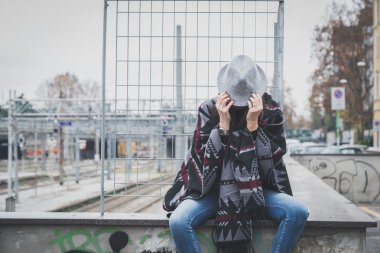 Şehir sokaklarını poz güzel genç esmer