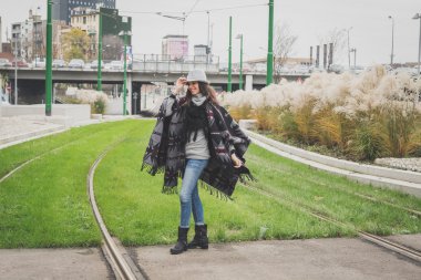 Şehir sokaklarını poz güzel genç esmer